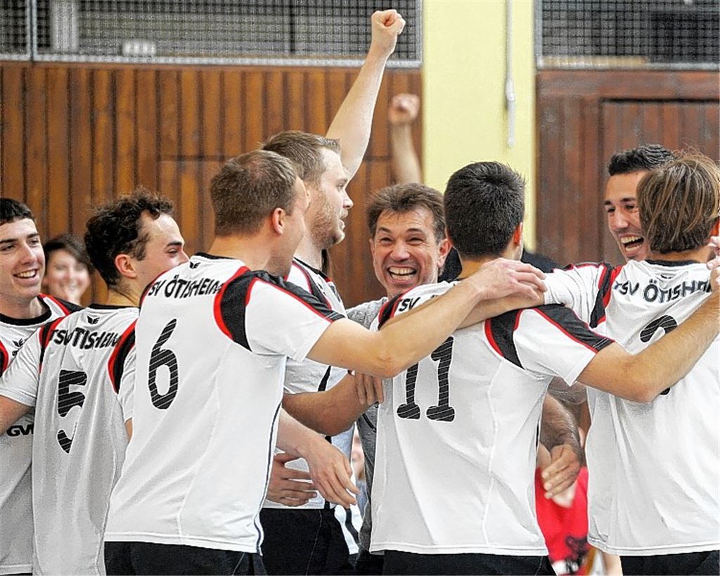 Großer Jubel: Die Volleyball-Herren des TSV Ötisheim feiern nur ein Jahr nach dem Abstieg den Wiederaufstieg in die Bezirksliga Nord.