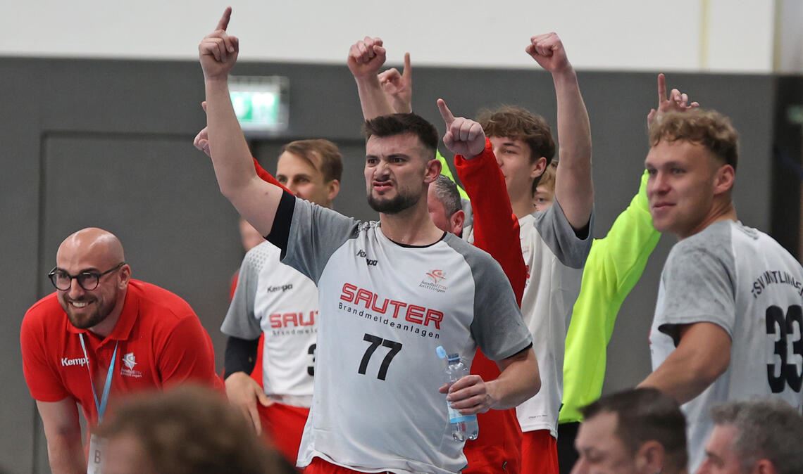 Großer Jubel auf der Knittlinger Bank von TSV-Trainer Fran Müller (li.) und seinen formstarken Knittlinger Spielern. Fotos: Jürgen Müller