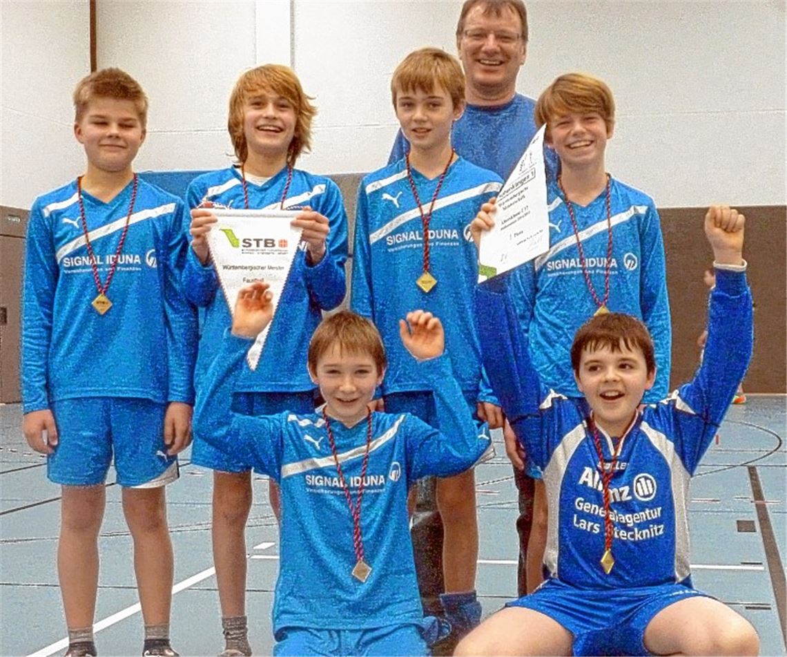 Großer Jubel bei Trainer Bernd Wenzdorfer und seinem Team: Die D-Jugend des TV Hohenklingen ist Württembergischen Meister.