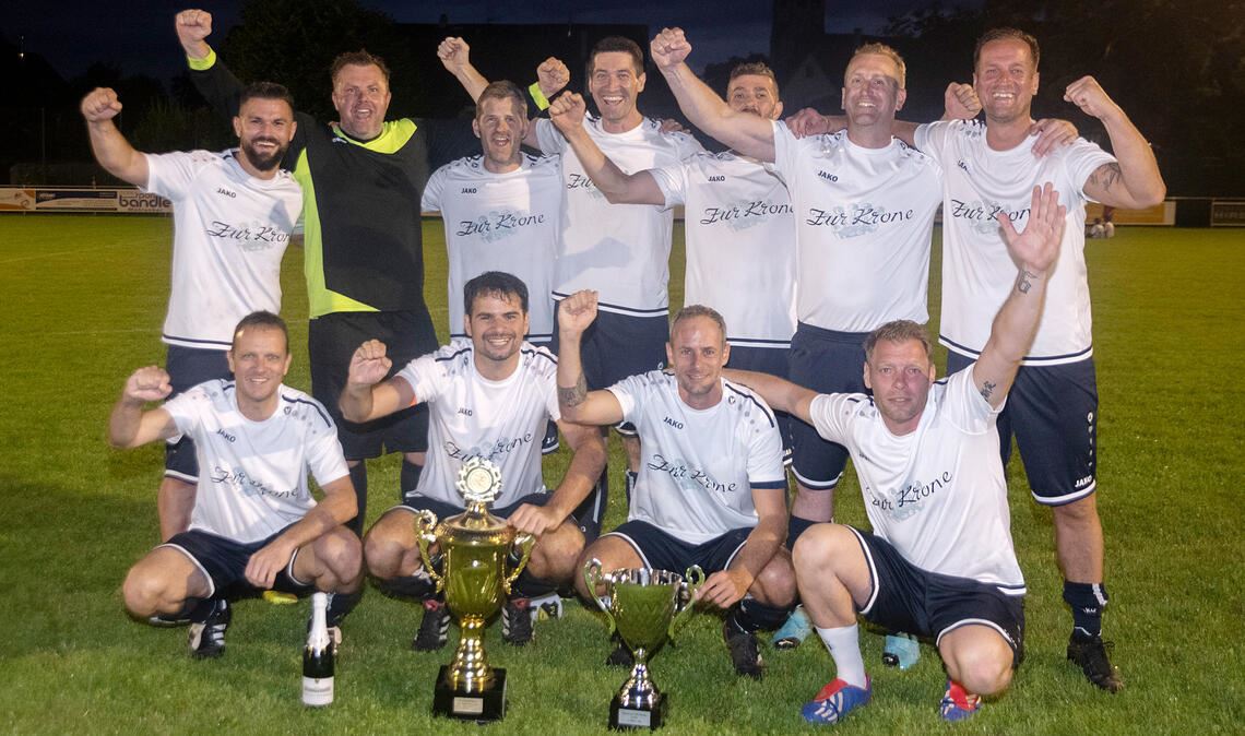Großer Jubel bei den Alten Herren des TSV Ötisheim: Die Mannschaft erkämpft sich beim AH-Stadtpokal-Turnier in Lienzingen den Pokal. Fotos: Fotomoment