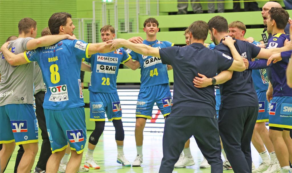 Großer Jubel bei den Eutinger Handballern nach dem nächsten Heimsieg. Foto: Müller