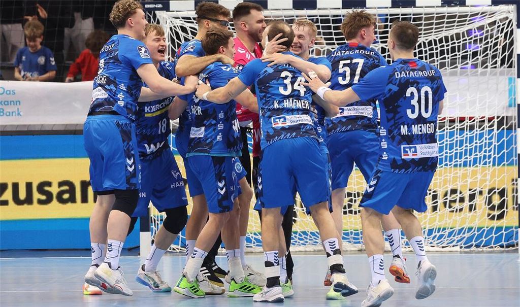 Großer Jubel bei den Spielern des TVB Stuttgart nach dem Zittersieg gegen Hannover.