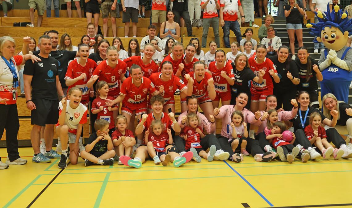 Großer Jubel bei den TG88-Handballerinnen nach der perfekten Saison. Foto: Müller