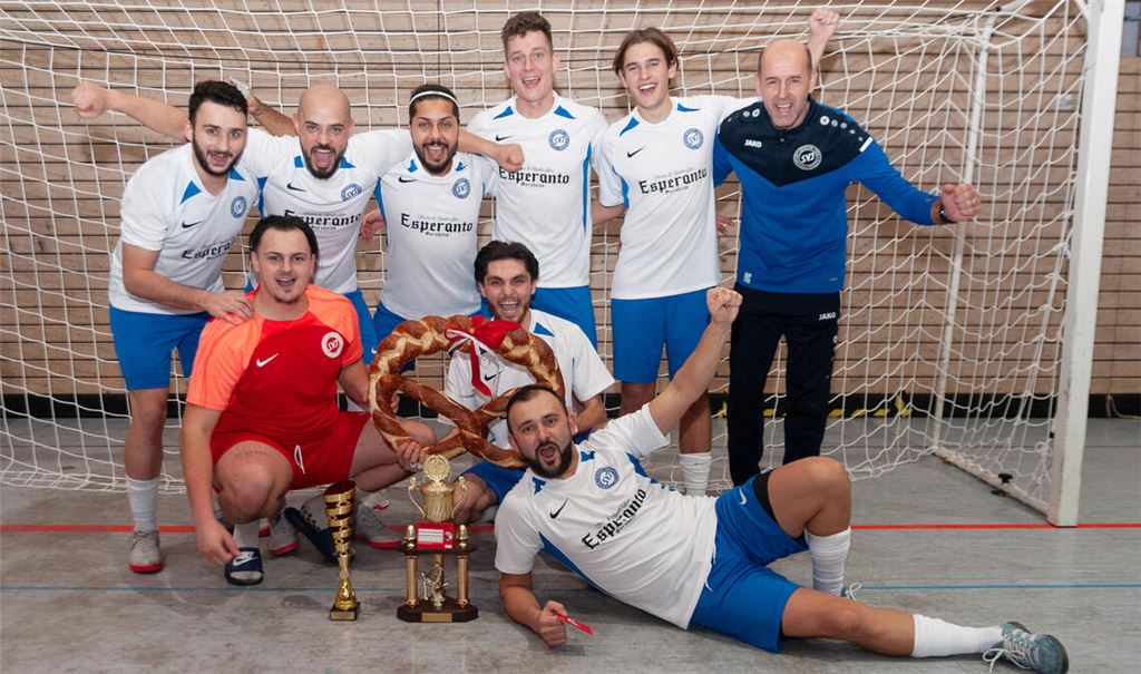 Großer Jubel in der Wiernsheimer Lindenhalle: Die Fußballer des SV Illingen spielen ein starkes Turnier und sichern sich am Ende verdient den Wanderpokal. Fotos: Fotomoment