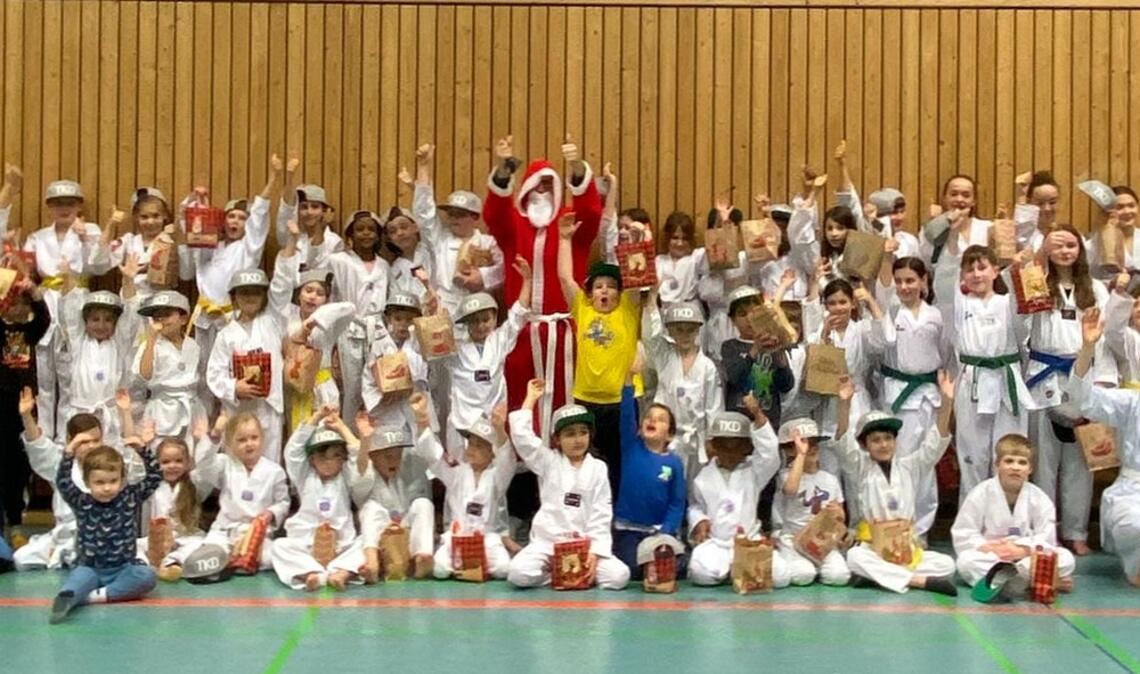 Großer Jubel mit dem Weihnachtsmann. Foto: privat