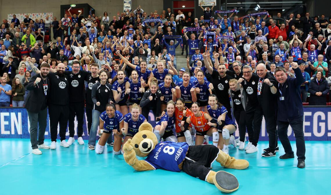 Großer Jubel nach dem Einzug ins Pokal-Finale: Die Volleyballerinnen von Allianz MTV Stuttgart bleiben in dieser Saison ungeschlagen.Großer Jubel nach dem Einzug ins Pokal-Finale: Die Volleyballerinnen von Allianz MTV Stuttgart bleiben in dieser Saison ungeschlagen.