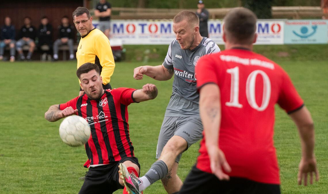 Großer Kampf ohne Happy End: Die Sportfreunde (rotes Trikot) unterliegen gegen Singen. Foto: Fotomoment