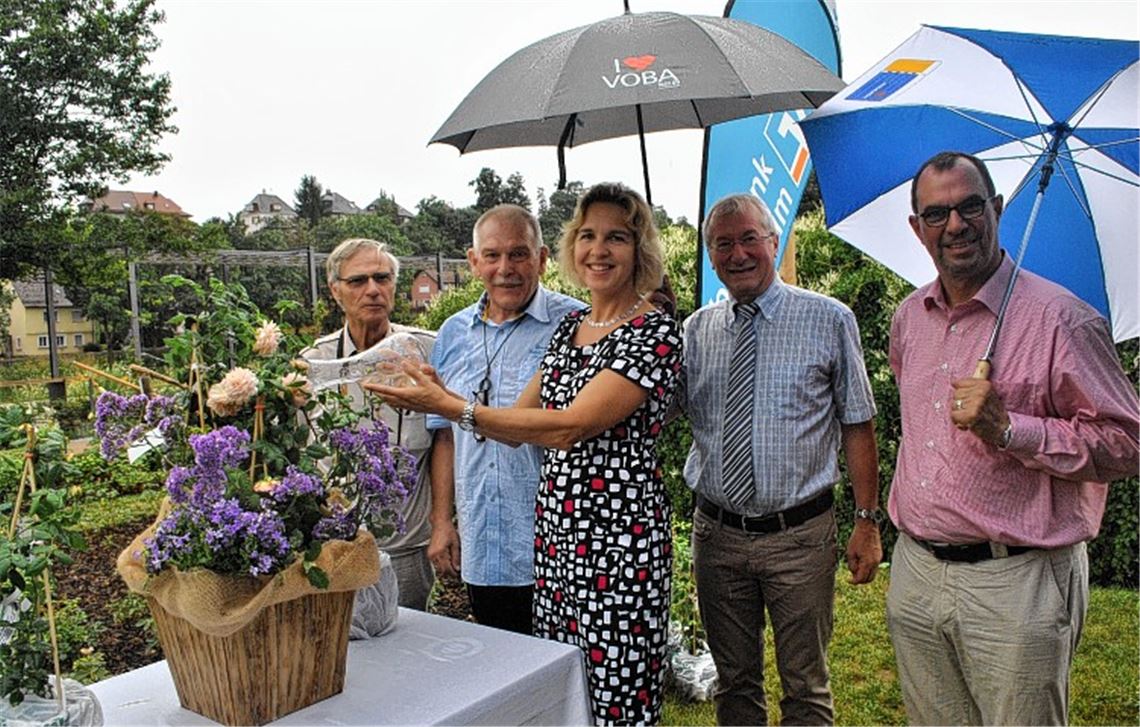 Großer Moment: Rosentaufe mit (v.li.) Winfried Molitor, Vorsitzender der Rosenfreunde Sigmaringen, Rosenzüchter Franz Wänninger, Taufpatin Sandra Sailer, Fritz Schäfer, stellvertretender Vorsitzender des Vorstandes der Volksbank Pforzheim, und Mühlackers Oberbürgermeister Frank Schneider.