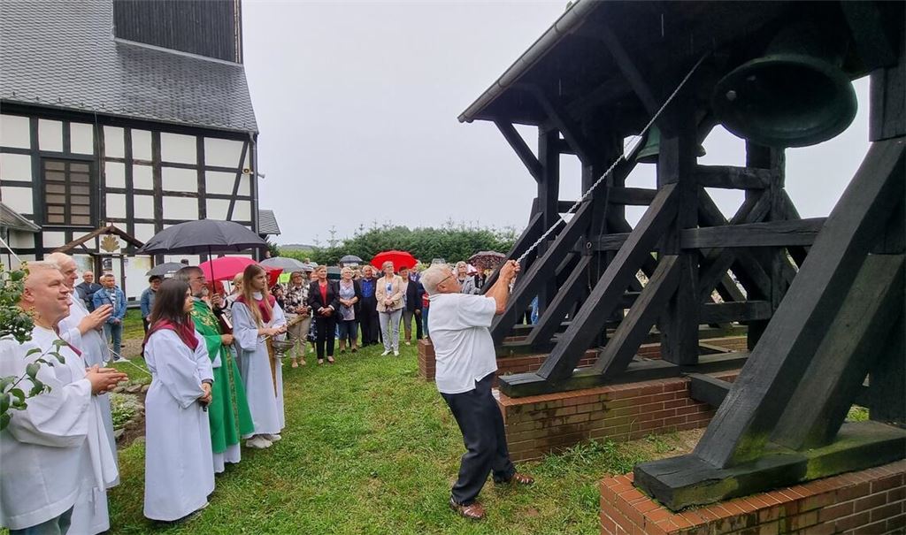 Großer Moment für die Gemeinde in Slawianowo: Die Glocke, die 80 Jahre lang im 1000 Kilometer entfernten Maulbronn läutete, ist zurück in ihrer Heimat. Fotos: DRS/Thomas Brandl