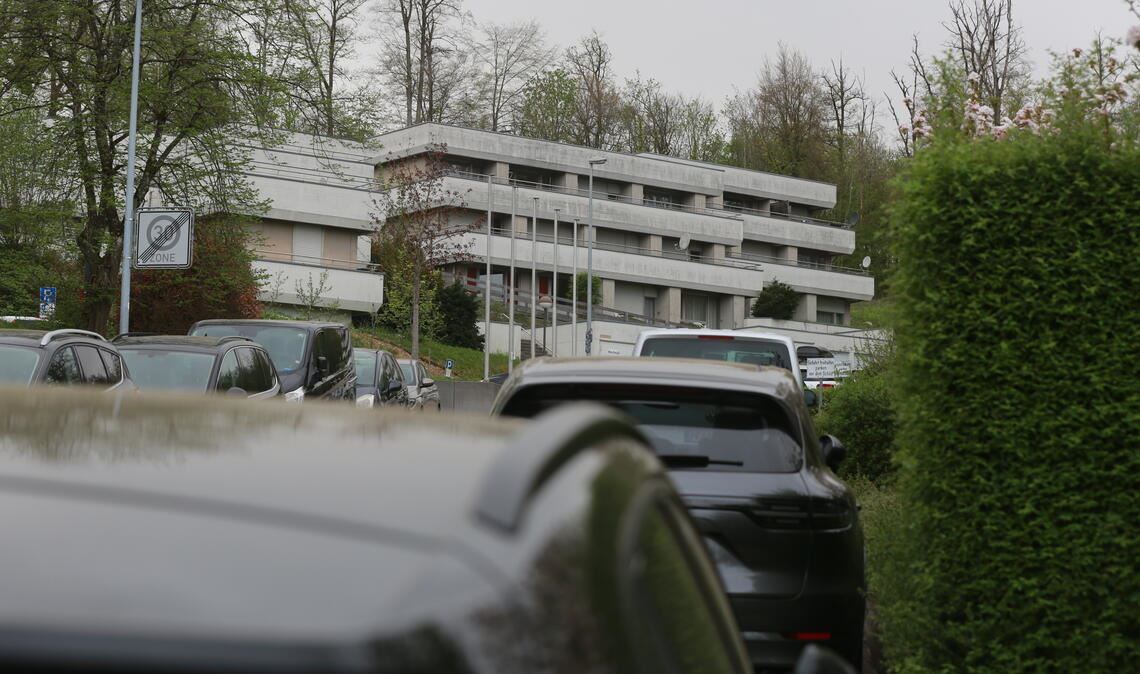 Großer Parkdruck: Ein Auto reiht sich an der Knittlinger Steige ans andere. Foto: Archiv/Disselhoff