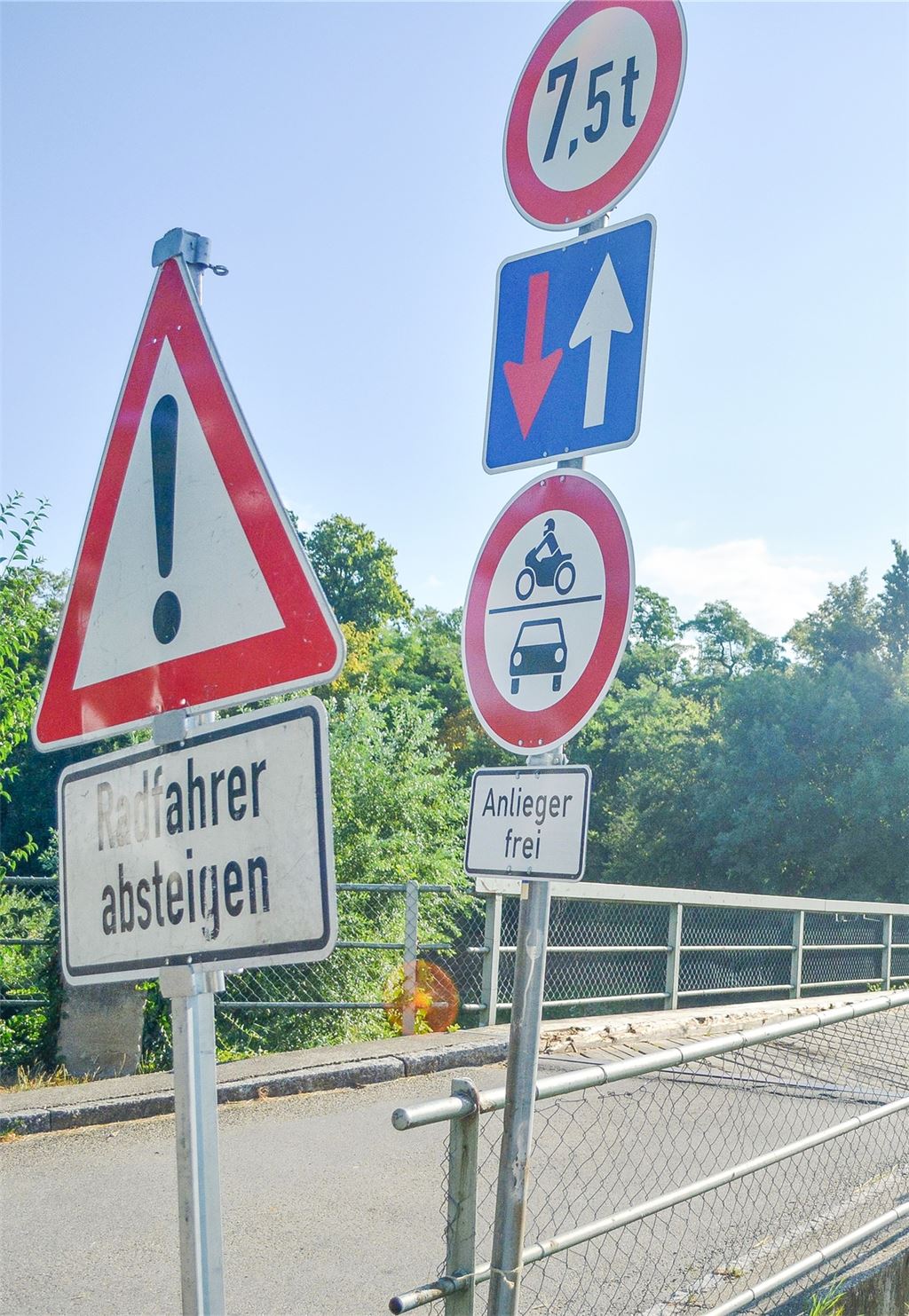 Großer Schilderwald an kleiner Brücke: Sogar Radler müssen absteigen. Foto: Stahlfeld