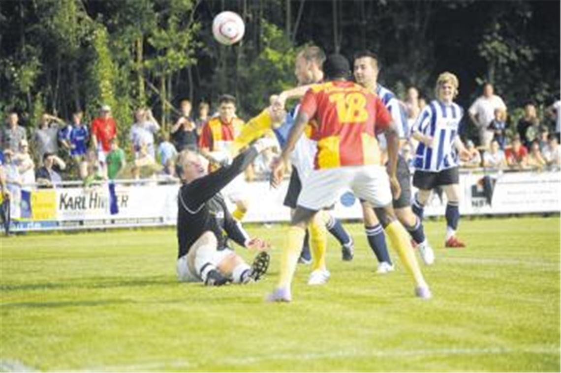 Großer Tag für die Enzberger Nummer eins Bastian Voges: Gegen den Zweitligisten aus Karlsruhe gibt der Zwei-Meter-Mann alles und kann sich gleich mehrfach gut in Szene setzen. Nach dem Abpfiff werden der Torwart und seine Mannschaft von Karlsruher Seite gelobt.
Foto: Fotomoment