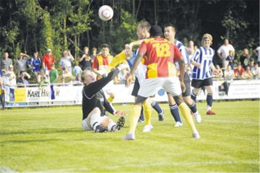 Großer Tag für die Enzberger Nummer eins Bastian Voges: Gegen den Zweitligisten aus Karlsruhe gibt der Zwei-Meter-Mann alles und kann sich gleich mehrfach gut in Szene setzen. Nach dem Abpfiff werden der Torwart und seine Mannschaft von Karlsruher Seite gelobt.
Foto: Fotomoment