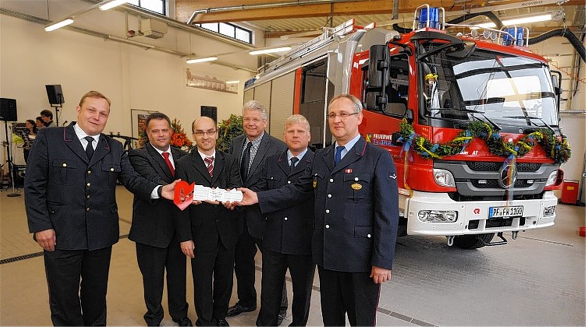 Großer Tag für die Feuerwehr in Illingen (v. li.): Kreisbrandmeister Christian Spielvogel, Andreas Heinzinger von der Firma Rosenbauer, Bürgermeister Harald Eiberger, Rainer Knödler von der Daimler AG, der Illinger Kommandant Thomas Saalbach und der Schützinger Abteilungskommandant Ruzminko Milinovic stellen das neue Hilfeleistungslöschfahrzeug HLF 20 vor.