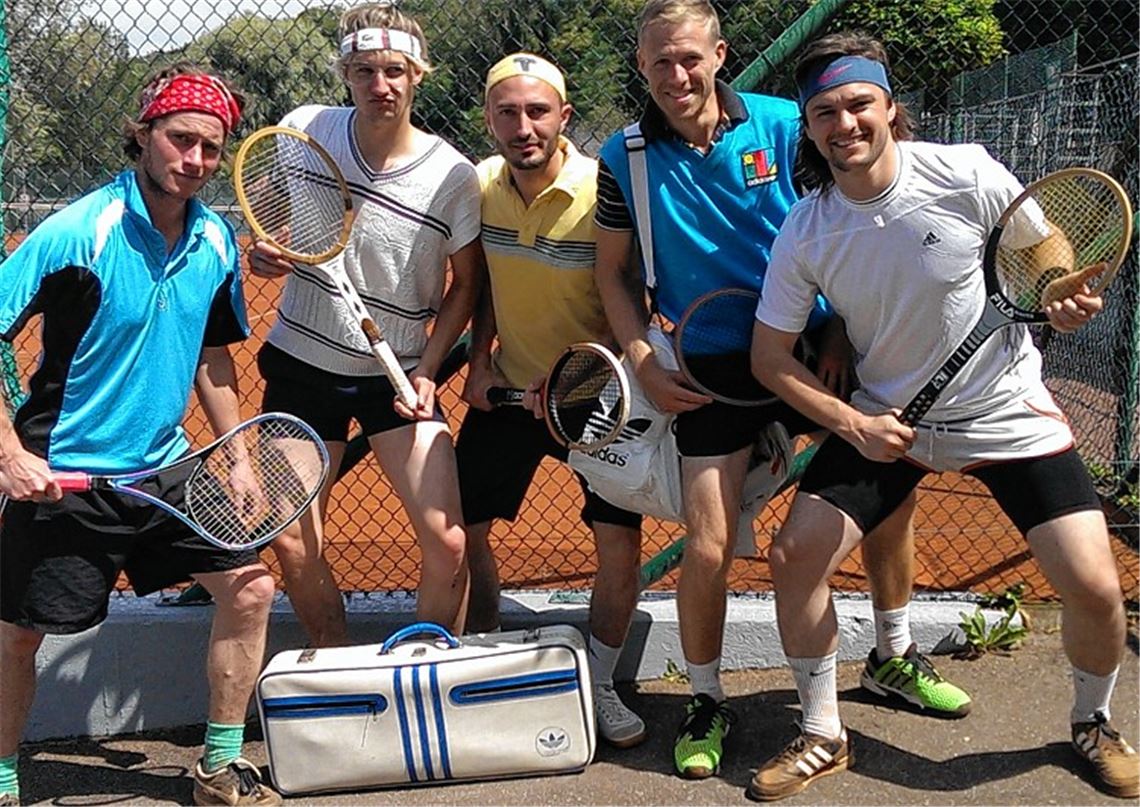 Großer Ulk beim TC Lomersheim: Tennisturnier mit antiquierter Ausrüstung.
