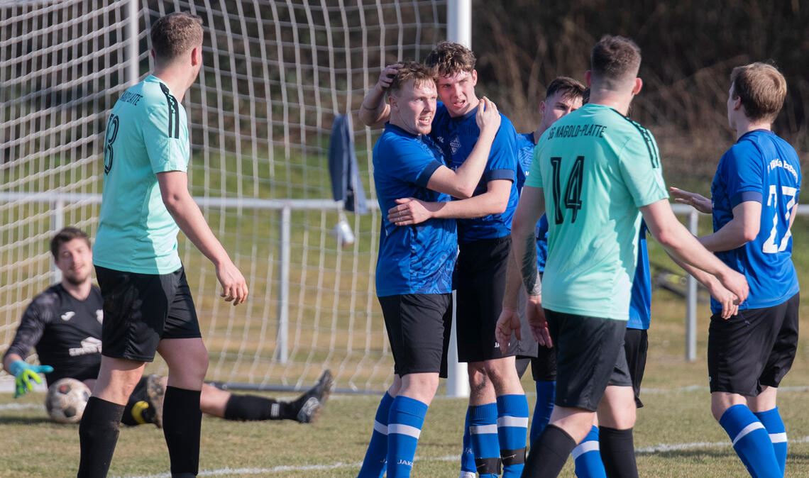 Großer Zusammenhalt als Trumpf: Am Sonntag nimmt der FC Viktoria Enzberg (blaue Trikots) die neue Saison in der Kreisklasse A1 Pforzheim in Angriff. Foto: Archiv