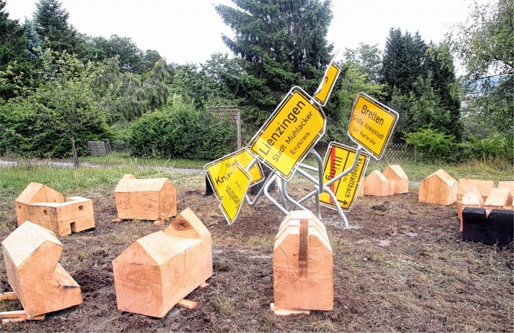 Großes Bild: Verbogene Ortsschilder und teils angekohlte Häuser symbolisieren die Zerstörung, die sechs Ortschaften in der Region im Zug der Schlacht bei Ötisheim traf. Bei Diefenbach zieht die Großplastik „Verhack“ die Blicke auf sich. Ebenfalls schon fertiggestellt (kleines Bild unten) ist die Installation „Bauernopfer“ am Waldrand zwischen Sulzfeld, Zaberfeld-Ochsenburg und Kürnbach.