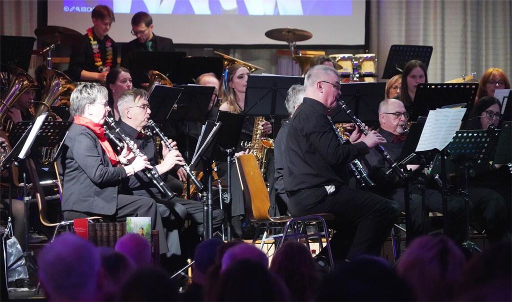 Großes Ensemble: Für die mehr als 50 Musiker wird die Bühne in der Dürrner Gemeindehalle um vier Meter vergrößert. Foto: Roller