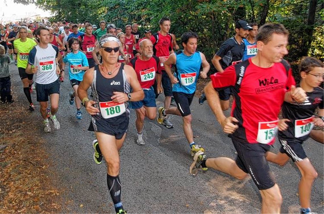 Großes Feld im Wiernsheimer Wald: Allein im Hauptlauf über zehn Kilometer starten knapp 200 Teilnehmer. Fotos: Fotomoment