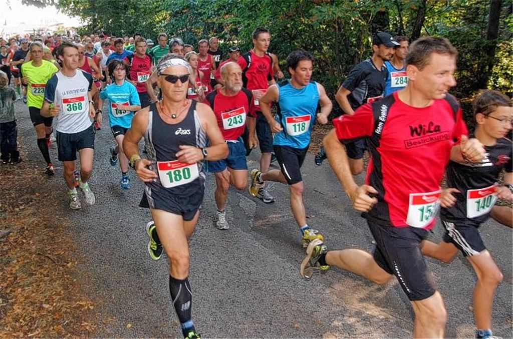 Großes Feld im Wiernsheimer Wald: Allein im Hauptlauf über zehn Kilometer starten knapp 200 Teilnehmer. Fotos: Fotomoment
