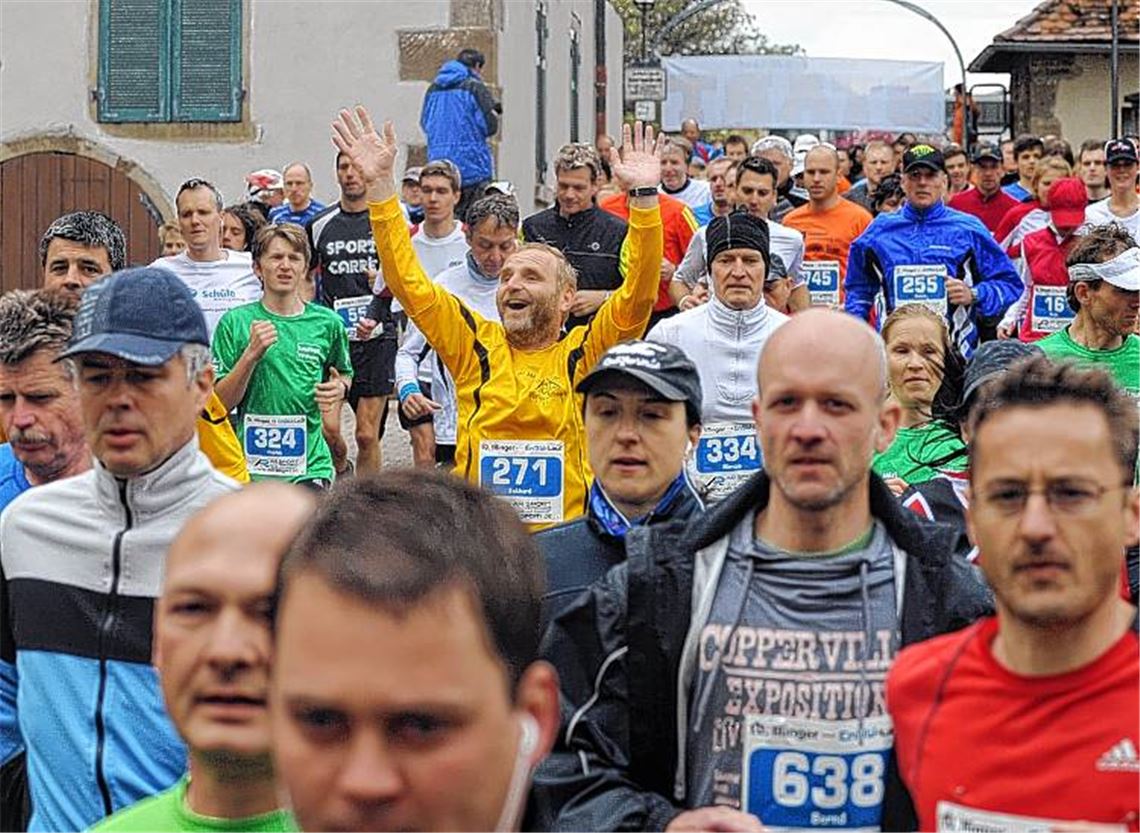 Großes Gewusel beim Start: 281 Läufer machen sich auf die zehn Kilometer lange Strecke. Fotos: Fotomoment
