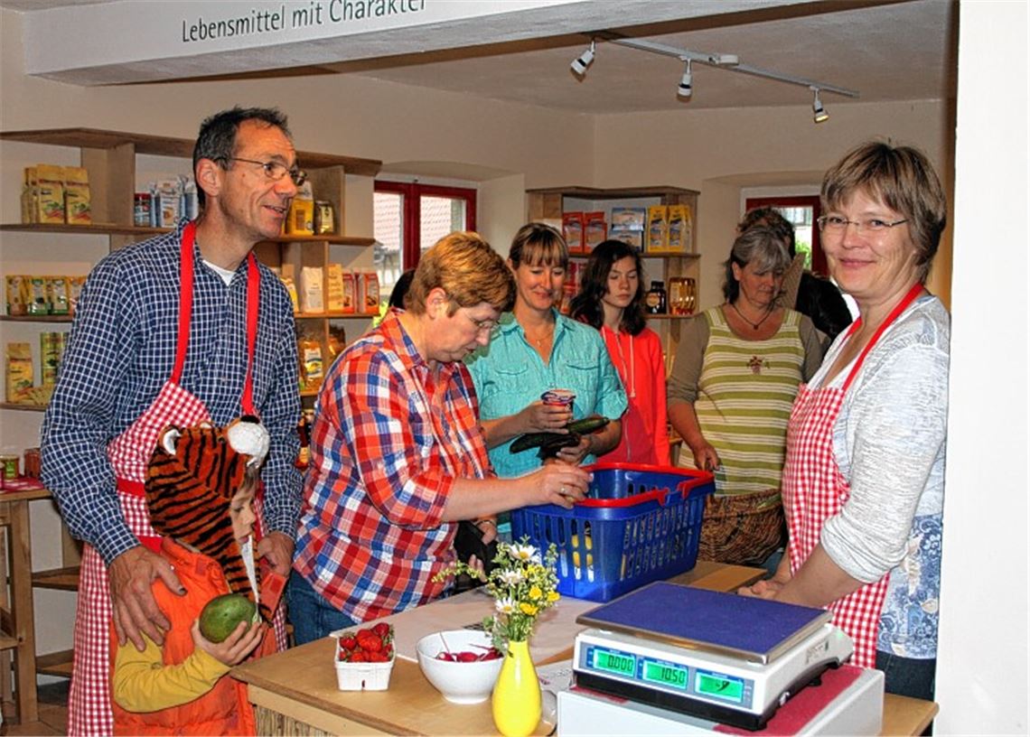 Großes Interesse: Annegret Brose eröffnet ihr neues Geschäft „Der Gemüsekorb“.