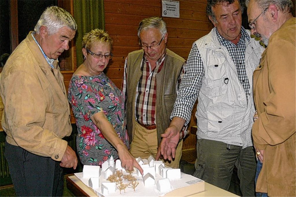 Großes Interesse: Dicht umlagert war bei der Bürgerversammlung in Sternenfels das Modell zur Neugestaltung des Bereichs zwischen Sandbauernstube und Dorfgarten. Foto: Garhöfer