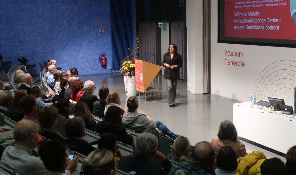 Großes Interesse: Düzen Tekkal spricht im „Studium Generale“ über den Extremismus als Gefahr für die Demokratie. Foto: Warzecha