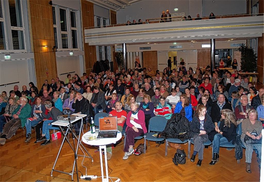 Großes Interesse: Etwa 200 Besucher im Uhlandbau interessieren sich für den Vortrag.