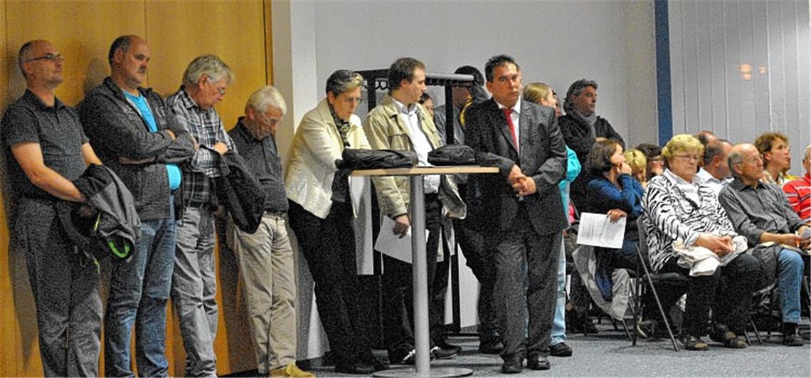 Großes Interesse: Fast 50 Bürger verfolgen im Illinger Ratssaal die Debatte um die geplante Unterkunft für Asylbewerber und Obdachlose.