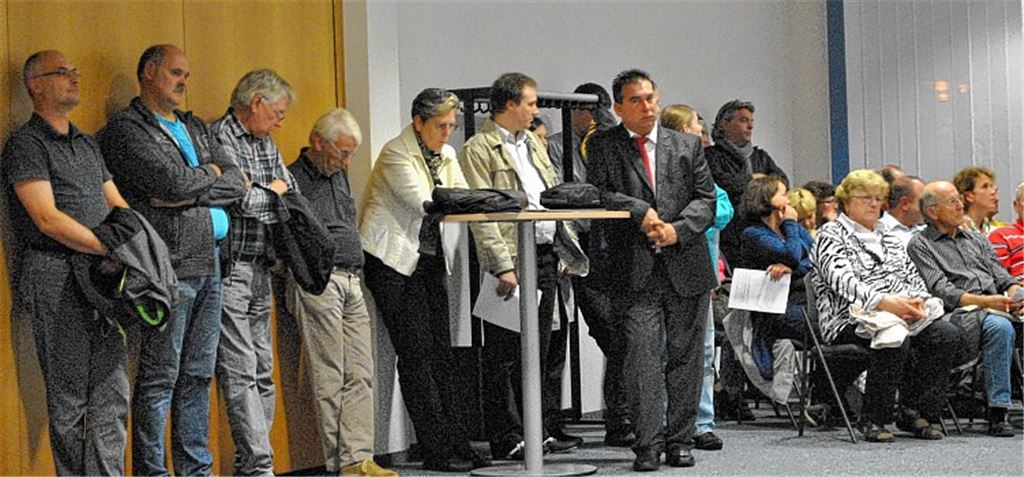 Großes Interesse: Fast 50 Bürger verfolgen im Illinger Ratssaal die Debatte um die geplante Unterkunft für Asylbewerber und Obdachlose.