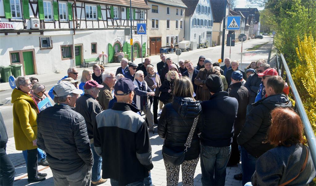 Großes Interesse: Manfred Kugler zeigt den Teilnehmerinnen und Teilnehmern das Foto der zerstörten alten Enzbrücke – gesprengt von Angehörigen des „Volkssturms“. Fotos: Stahlfeld