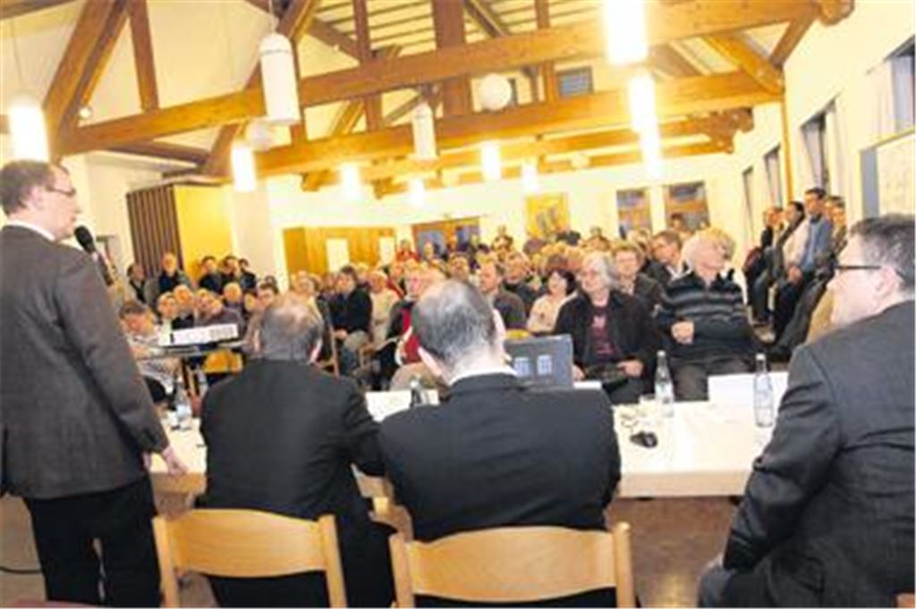Großes Interesse: Oberbürgermeister Frank Schneider (li.) begrüßt zur Informationsveranstaltung im Rahmen der frühzeitigen Bürgerbeteiligung mehr als 150 Besucher im Saal des Gemeindehauses. Stadt und Planer stellten hier die Ideen für die Dürrmenzer Ortskernsanierung vor. Foto: Eier