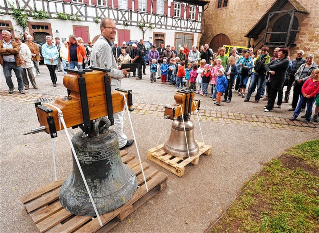Großes Interesse: Rund 90 Teilnehmer an einer Andacht heißen gemeinsam mit Pfarrer Egerer die Glocken willkommen.