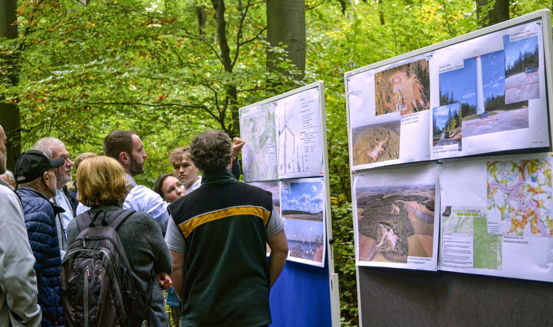 Großes Interesse: Szene vom „Waldspaziergang“ zum Windpark, zu dem vor fast genau einem Jahr die Initiative „Vernunftenergie auf der Platte“ eingeladen hatte. Foto: Stahlfeld