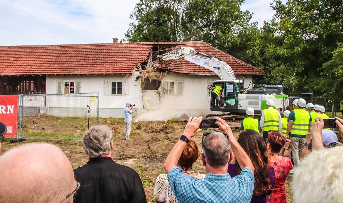 Großes Interesse: Über 100 Zaungäste erleben mit dem Beginn der Abbrucharbeiten gleichzeitig den Auftakt für den Umbau Vaihingens mit Blick auf die Gartenschau 2029. Fotos: Arning