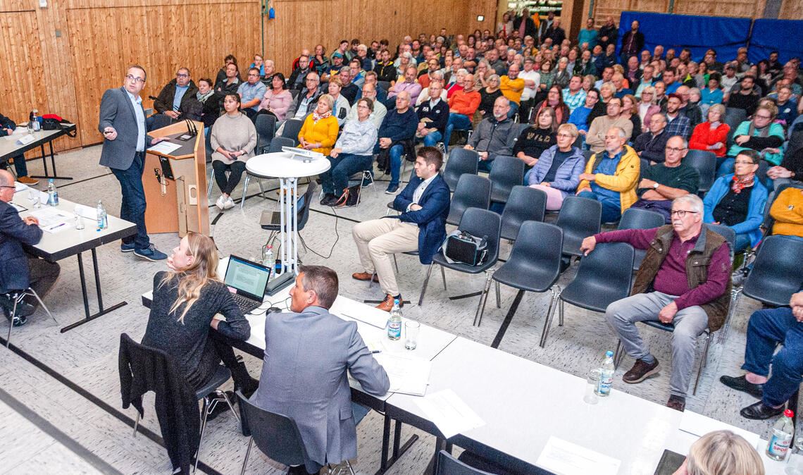Großes Interesse: Über 150 Mühlhäuser strömen in die Enztalhalle, die nicht nur Schauplatz, sondern auch Thema der Einwohnerversammlung ist. Foto: Fotomoment