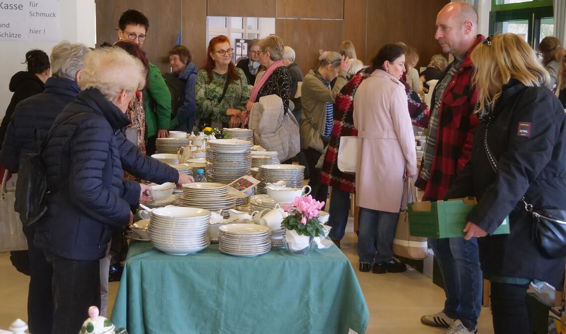 Großes Interesse am Geschirrbasar: Besucherinnen und Besucher drängen sich zwischen Porzellan, Dekoration und Raritäten. Fotos: Friedrich