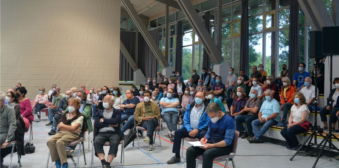 Großes Interesse am Thema Glasfaser: Rund 150 Bürger verfolgen die Sitzung in der Lindenhalle.Stahlfeld