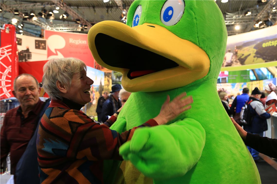 Großes Interesse an Mühlacker und Region: Eine Besucherin herzt das Gartenschau-Maskottchen Enzle. Foto: Recken