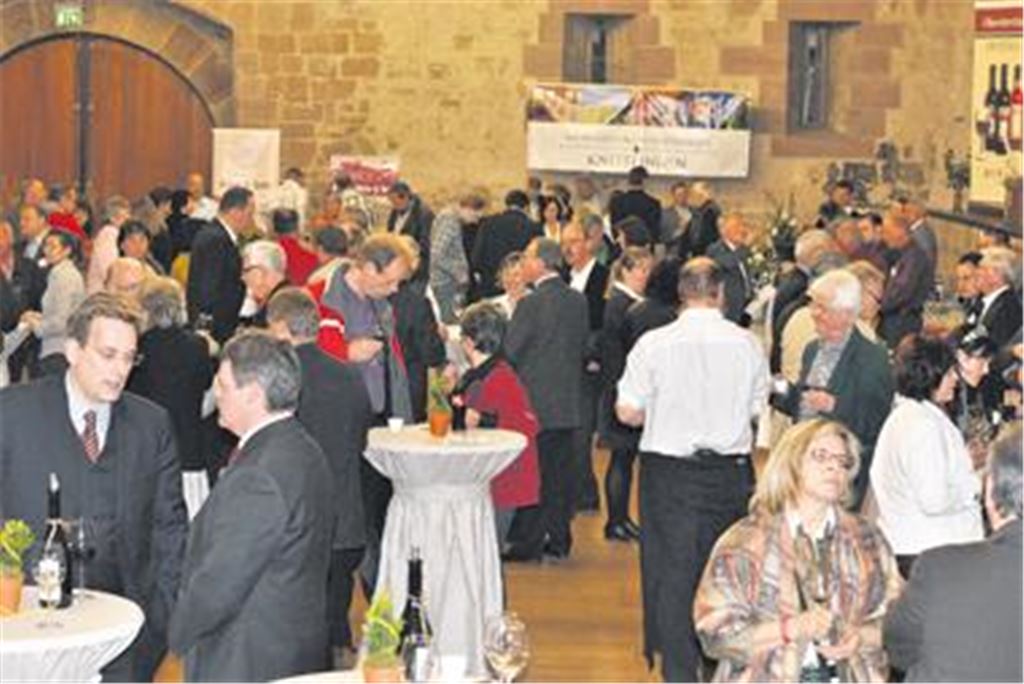 Großes Interesse an edlen Tropfen: Hunderte von Weinliebhabern besuchen die zweite Weinmesse in der Stadthalle Maulbronn.
Foto: Stahlfeld
