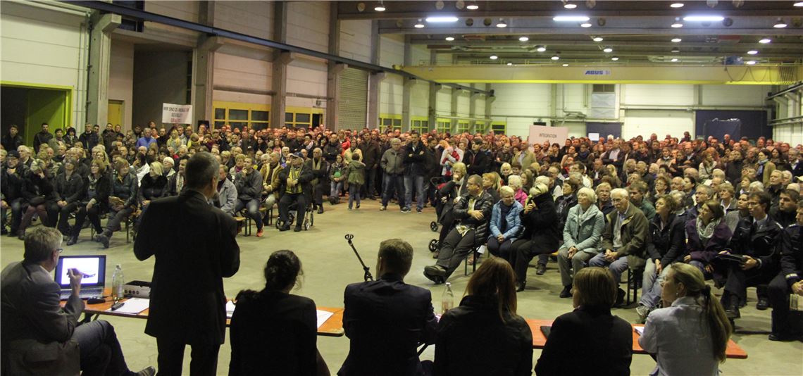 Bürger zwischen Sorgen und Solidarität Großes Interesse zeigen rund 500 Bürger bei der Informationsveranstaltung zur Flüchtlingsunterkunft in Darmsbach. Zahlreiche Redner bringen Sorgen und Solidarität zum Ausdruck. Foto: Zachmann