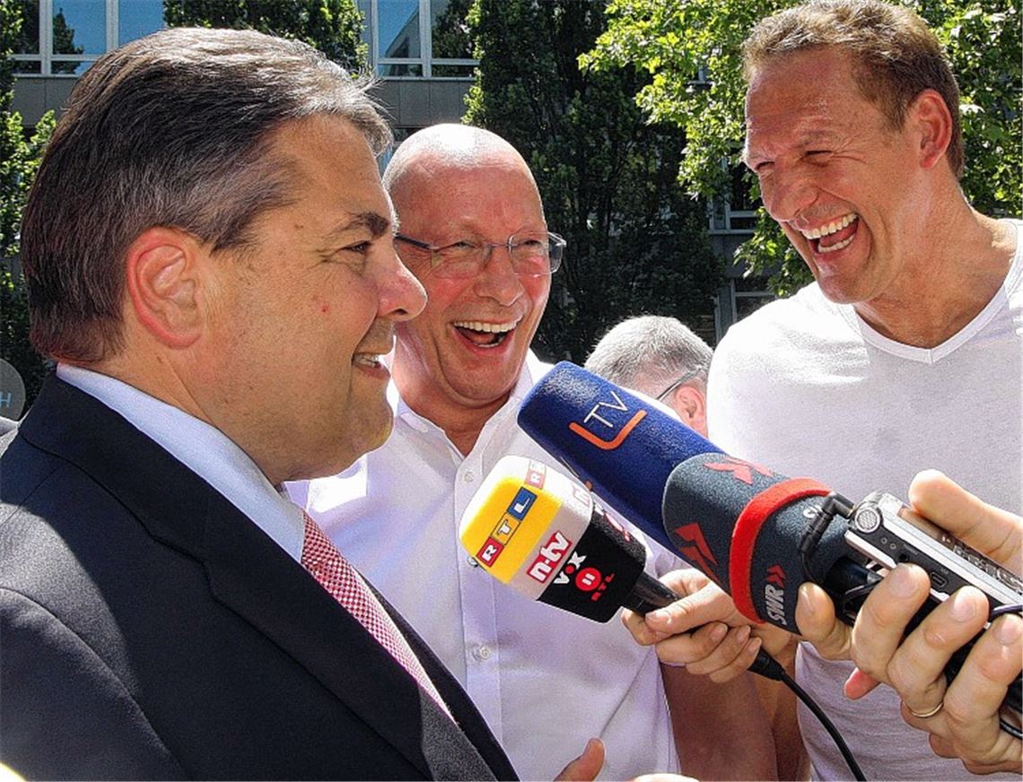 Großes Medieninteresse (v.li.): Sigmar Gabriel, Uwe Hück und der Schauspieler Ralf Möller. Foto: Wacker