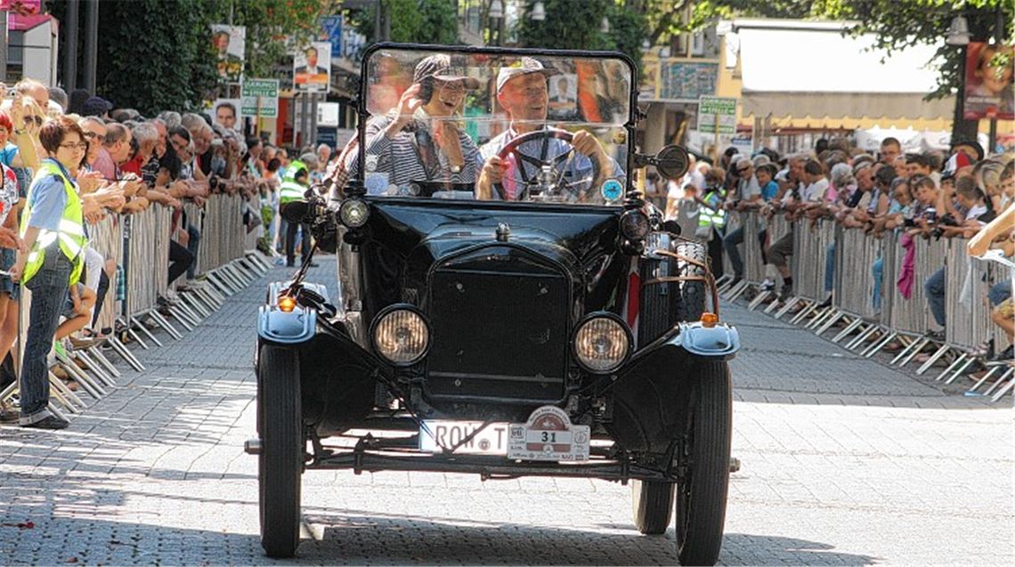 Großes Publikum für die Oldtimer der Bertha-Benz-Fahrt in Pforzheim. Foto: Wacker