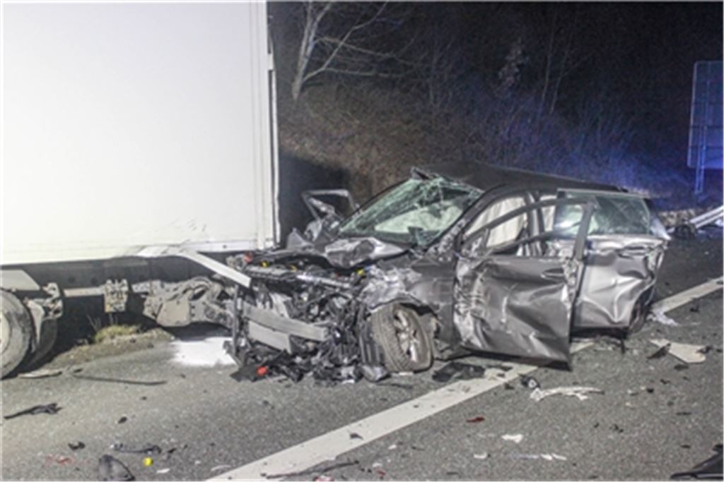 Großes Trümmerfeld auf der A8: Bei Pforzheim kommt es zu einer folgenschweren Karambolage, in die zwei Lkw und zwei Pkw verwickelt sind. Foto: Einsatz-Report24