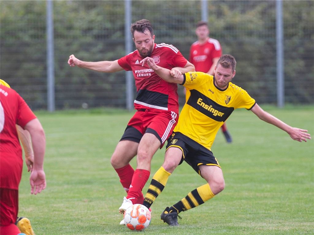Großglattbach – im roten Trikot Jakob Nabrotzki – kämpft stark. Foto: Fotomoment