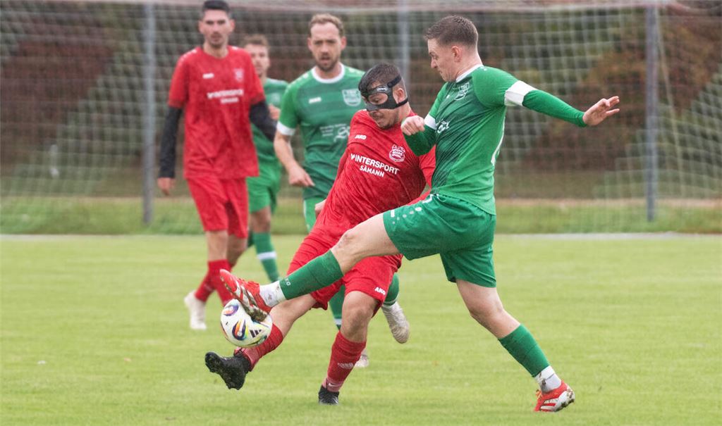 Großglattbach (in Rot) steckt trotz eines zeitweisen Rückstands gegen den TSV Kleinglattbach nicht auf und kann sich dafür am Ende mit einem 3:2 belohnen. Foto: Fotomoment