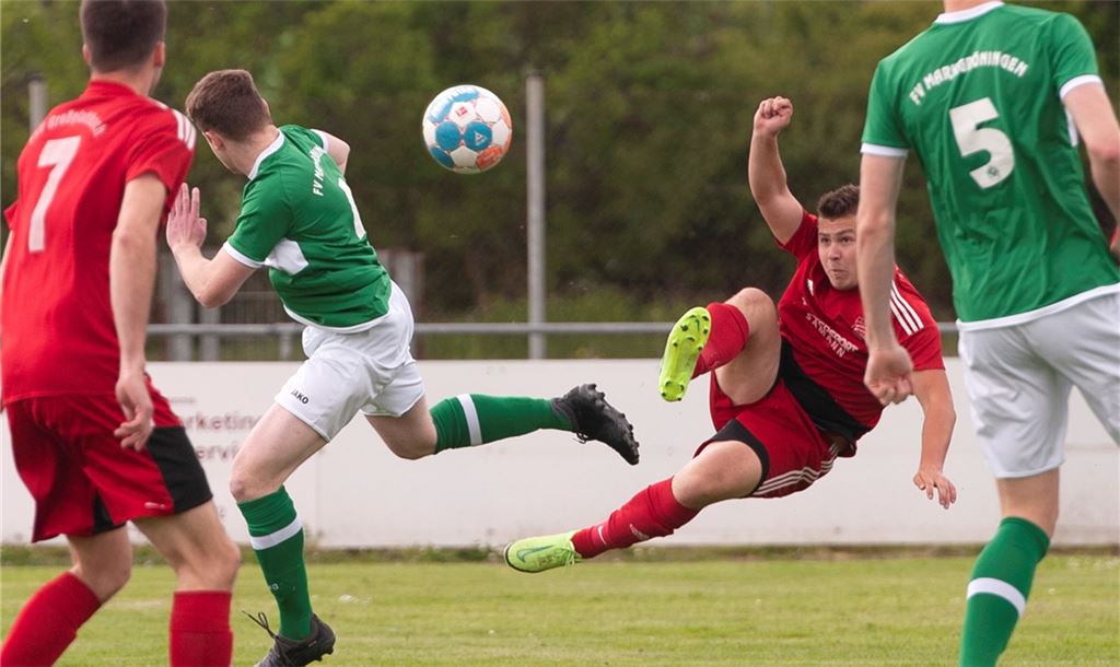 Großglattbach (rote Trikots) verliert gegen Markgröningen knapp mit 1:2. Foto: Fotomoment