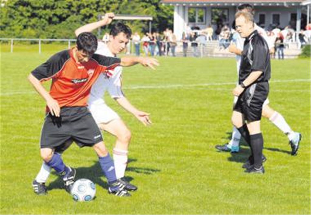 Großglattbach (weiße Trikots) beginnt gegen Mühlhausen zunächst stark. Nach dem Ausgleich wendet sich das Blatt, und die Heimelf hat Mühe mit dem kampfstarken Gegner. Fotos: Fotomoment