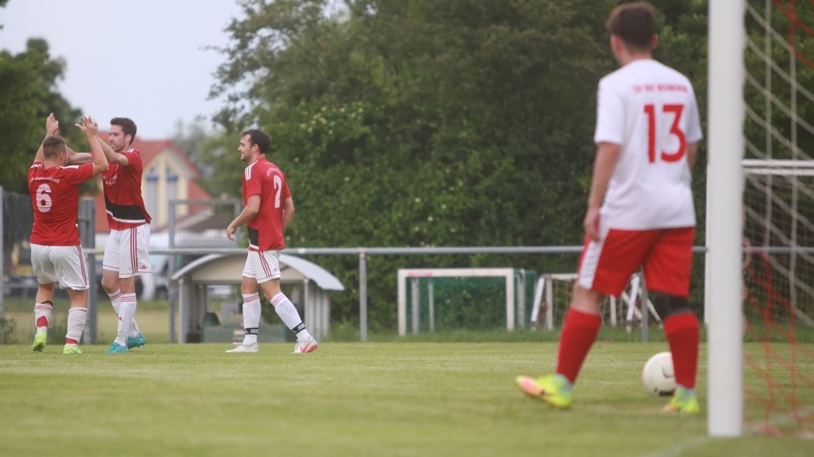 Großglattbach feiert Derbysieg Großglattbacher Jubel: Marvin Prohaska (6) gratuliert Jonathan Gayer zum 1:0, Tobias Baisch (re.) wird später das 2:0 erzielen. Foto: Huber